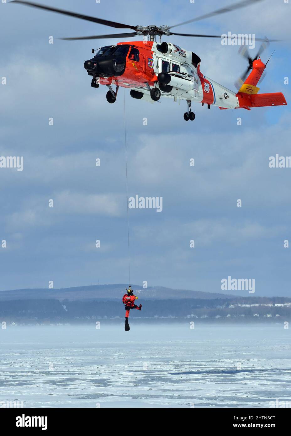 Petty Officer 3rd di classe James Lowen, un nuotatore di salvataggio a Air Station Traverse City, è abbassato sul ghiaccio durante un'esercitazione di salvataggio di massa sul ghiaccio al porticciolo municipale di Petoskey il 26 febbraio 2022. L'esercizio, che ha simulato il crollo di un aereo pendolari sul lago Frozen Michigan, ha riunito più di 100 soccorritori e membri della Guardia Costiera provenienti da tutto il Michigan settentrionale. Foto della Guardia Costiera statunitense di John Masson, Chief Petty Officer. Foto Stock