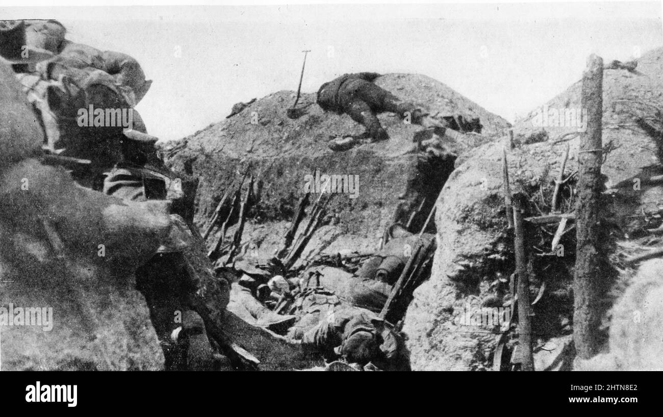Soldati australiani morti si sono accumulati intorno alla trincea meridionale a Lone Pine, Gallipoli, 8 agosto 1915. Foto Stock