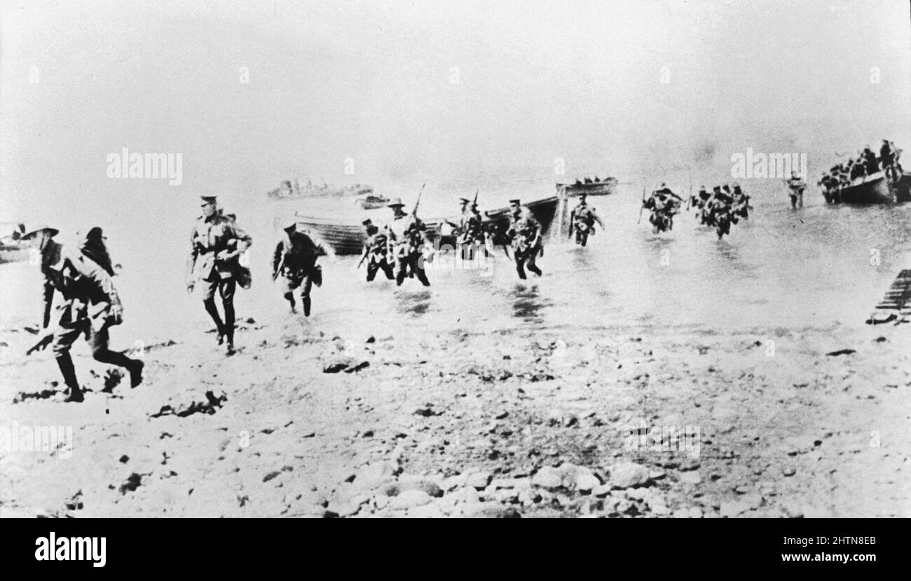 Truppe neozelandesi sbarcano a ANZAC Cove a Gallipoli nel corso del WW1 Foto Stock