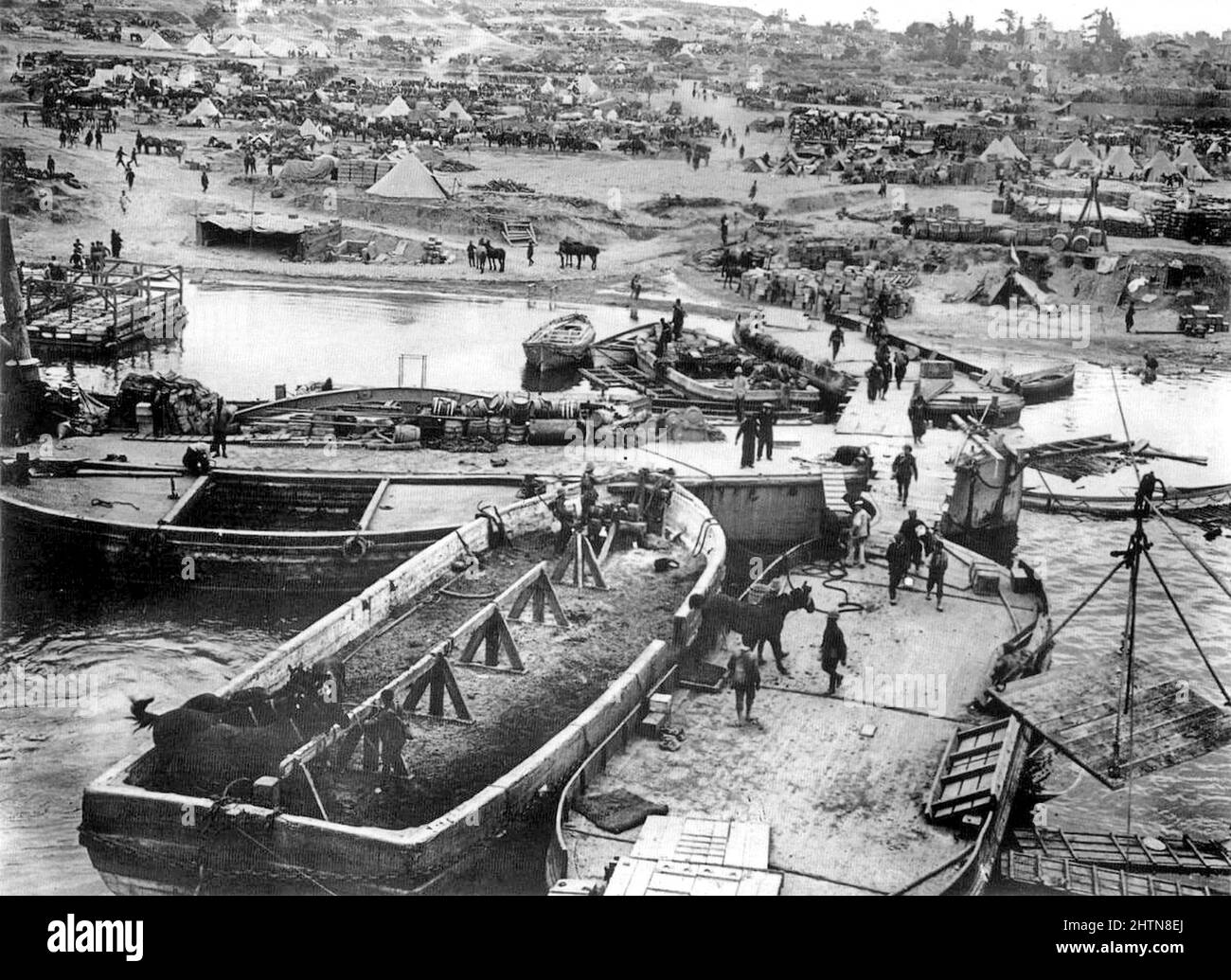 V Beach un paio di giorni dopo l'atterraggio, come visto dalle inchioni del fiume Clyde (che è stata la nave spianata a fungere da molo) durante gli sbarchi di Gallipoli durante la prima guerra mondiale Foto Stock