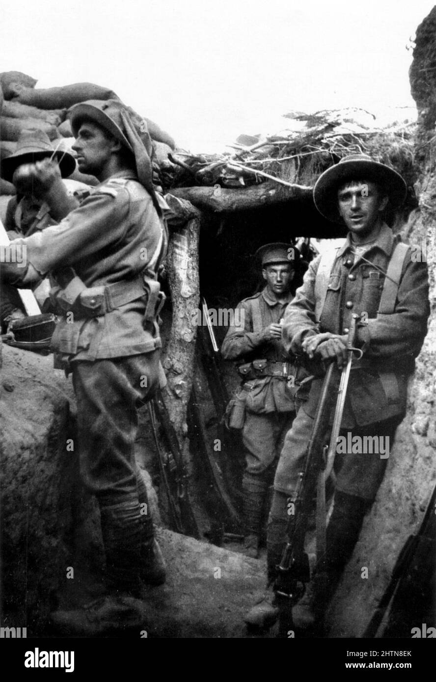 Truppe australiane in una trincea ottomana catturata a Lone Pine, 6 agosto 1915 Foto Stock