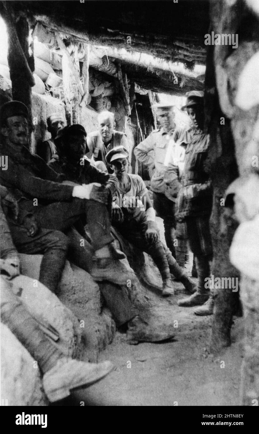SOLDATI ANZAC in una trincea ottomana catturata a Lone Pine Foto Stock