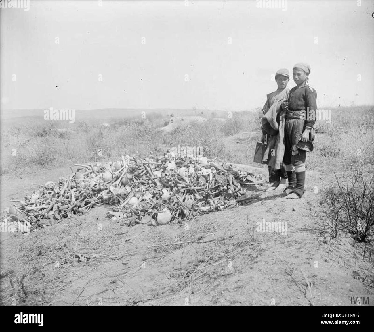 I bambini greci in piedi per le ossa dei soldati che sono morti durante la campagna di Gallipoli 1915 hanno raccolto sulla collina 60, la baia di Anzac in 1919 Foto Stock