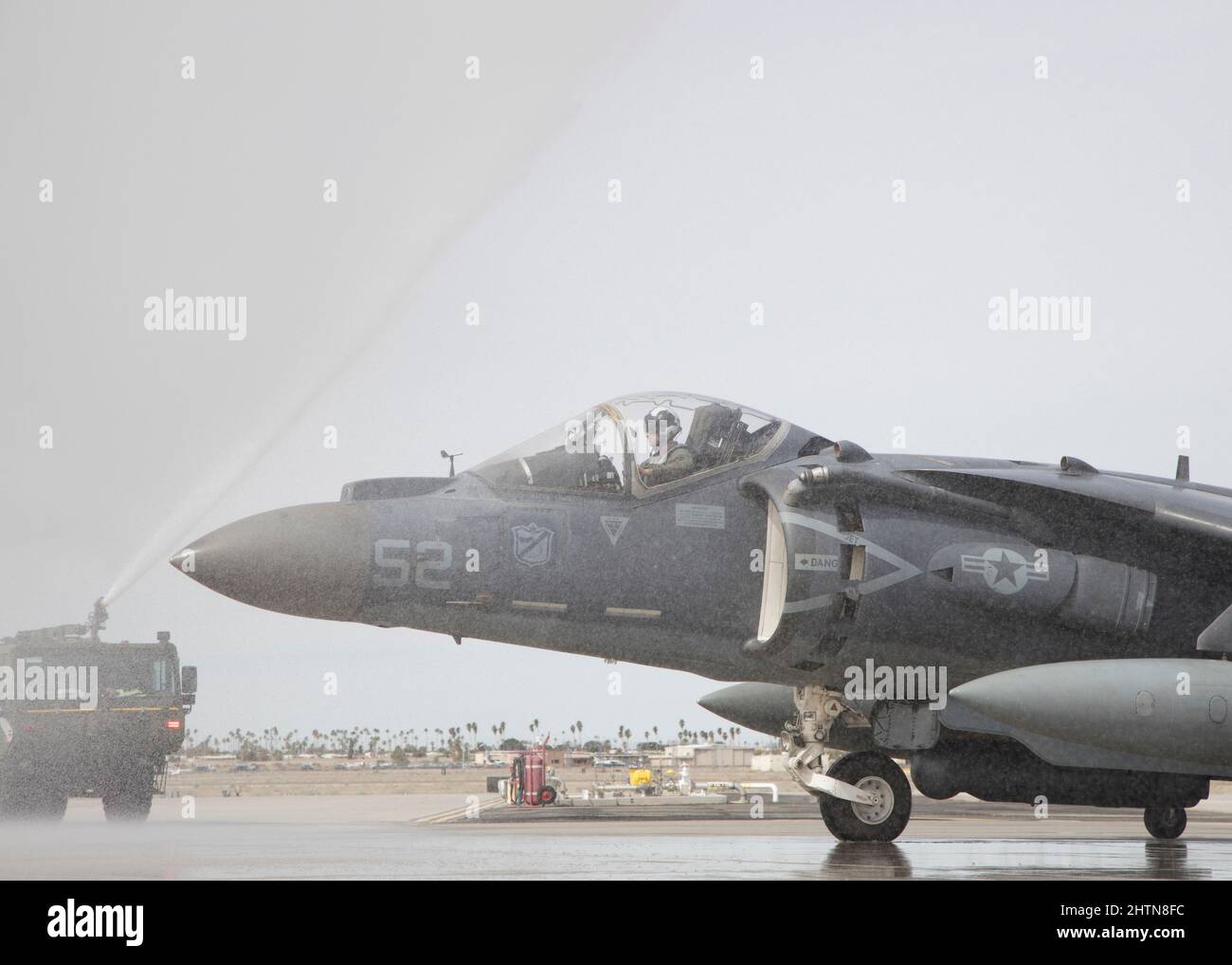 A U.S. Marine Corps AV-8B Harrier with Marine Attack Squadron (VMA) 214, 11th Marine Expeditionary Unit, ritorna dallo spiegamento durante un evento di ritorno a casa situato alla Marine Corps Air Station Yuma, Arizona, 27 febbraio 2022. VMA-214, lo squadrone fisso per il MEU 11th, è tornato dallo schieramento del Pacifico occidentale 21,2 dell'unità a sostegno delle attività della flotta USA 3rd, 5th e 7th come parte del gruppo Essex Amphibious Ready. (STATI UNITI Foto del corpo marino di Lance CPL. Jade Venegas) Foto Stock