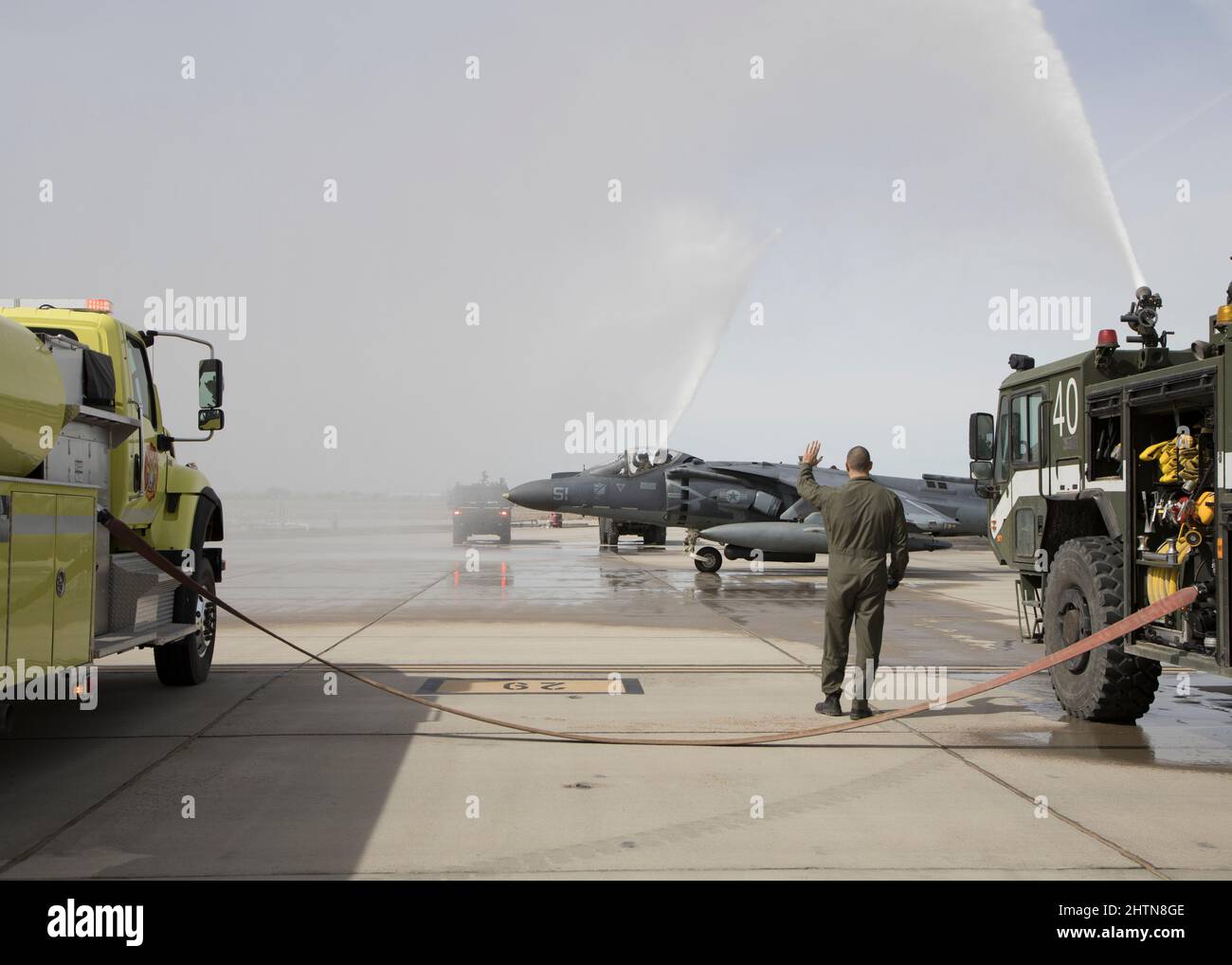 A U.S. Marine Corps AV-8B Harrier with Marine Attack Squadron (VMA) 214, 11th Marine Expeditionary Unit, ritorna dallo spiegamento durante un evento di ritorno a casa situato alla Marine Corps Air Station Yuma, Arizona, 27 febbraio 2022. VMA-214, lo squadrone fisso per il MEU 11th, è tornato dallo schieramento del Pacifico occidentale 21,2 dell'unità a sostegno delle attività della flotta USA 3rd, 5th e 7th come parte del gruppo Essex Amphibious Ready. (STATI UNITI Foto del corpo marino di Lance CPL. Jade Venegas) Foto Stock