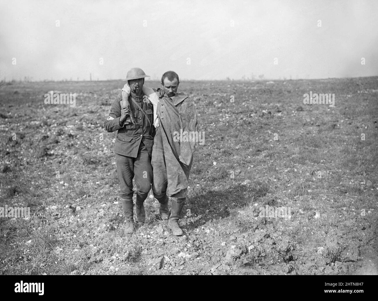 Soldato britannico che aiuta un prigioniero tedesco ferito in un paese aperto durante la battaglia della Somme. Ginchy, 25 settembre. Foto Stock