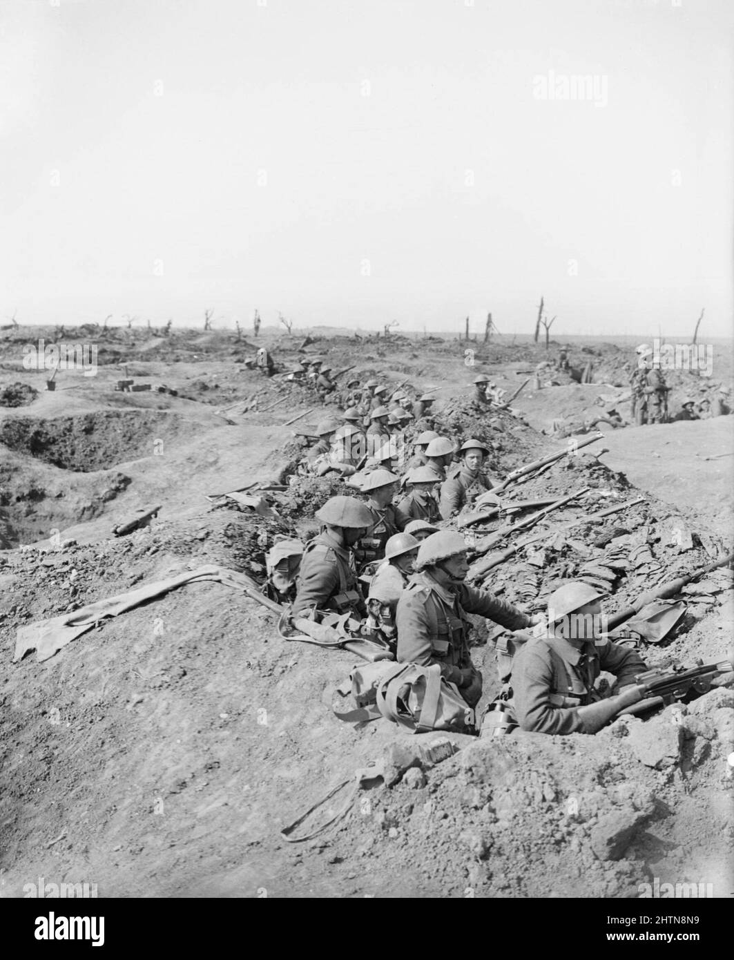 Truppe in riserva in attesa di ordini di attaccare a Morval durante la battaglia della Somme. Vicino a Ginchy. 25 settembre 1916. Foto Stock