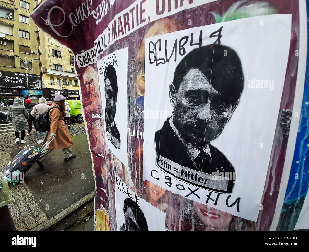 Bucarest, Romania - 01 marzo 2022: Manifesto di protesta contro Vladimir Putin raffigurato come Hitler, e contro il suo folle attacco di guerra contro l'Ucraina. Foto Stock