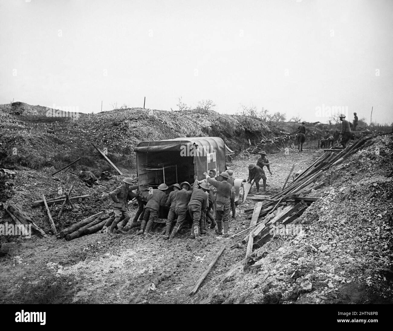 Truppe che aiutano ad ottenere un'ambulanza appartenente alla Divisione 16th (irlandese) attraverso il fango in legno di Mametz, luglio 1916. Foto Stock