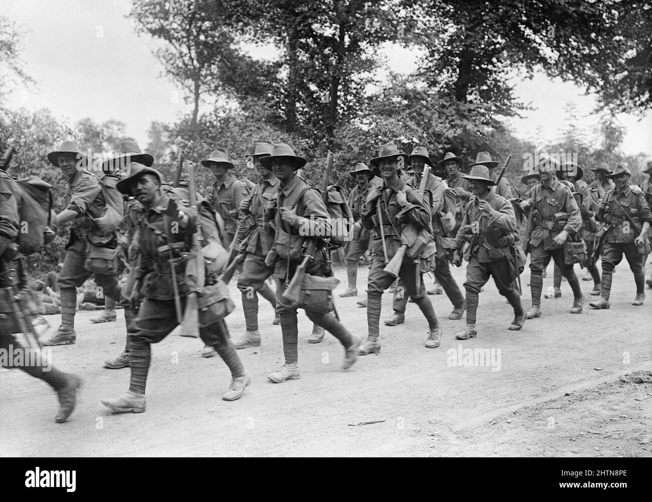 Truppe australiane che marciavano verso le trincee. Nei pressi di Amiens, 1916 settembre durante la battaglia della Somme Foto Stock