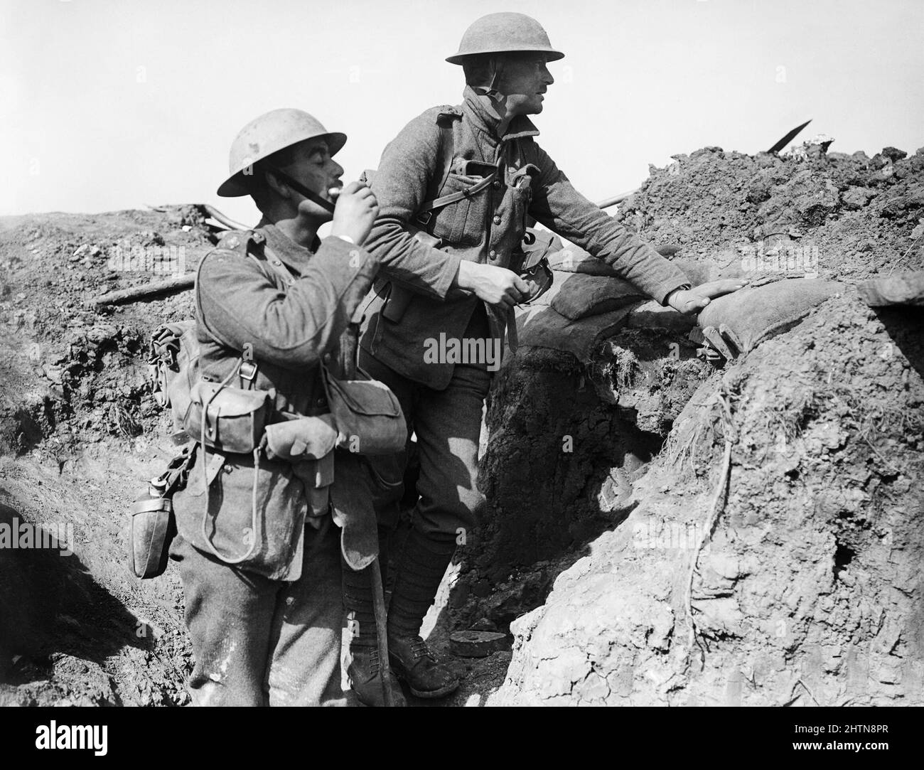 Ufficiali del Gloucestershire Regiment in prima linea trincea vicino a Ginchy, 1916 settembre durante la battaglia della Somme. Foto Stock