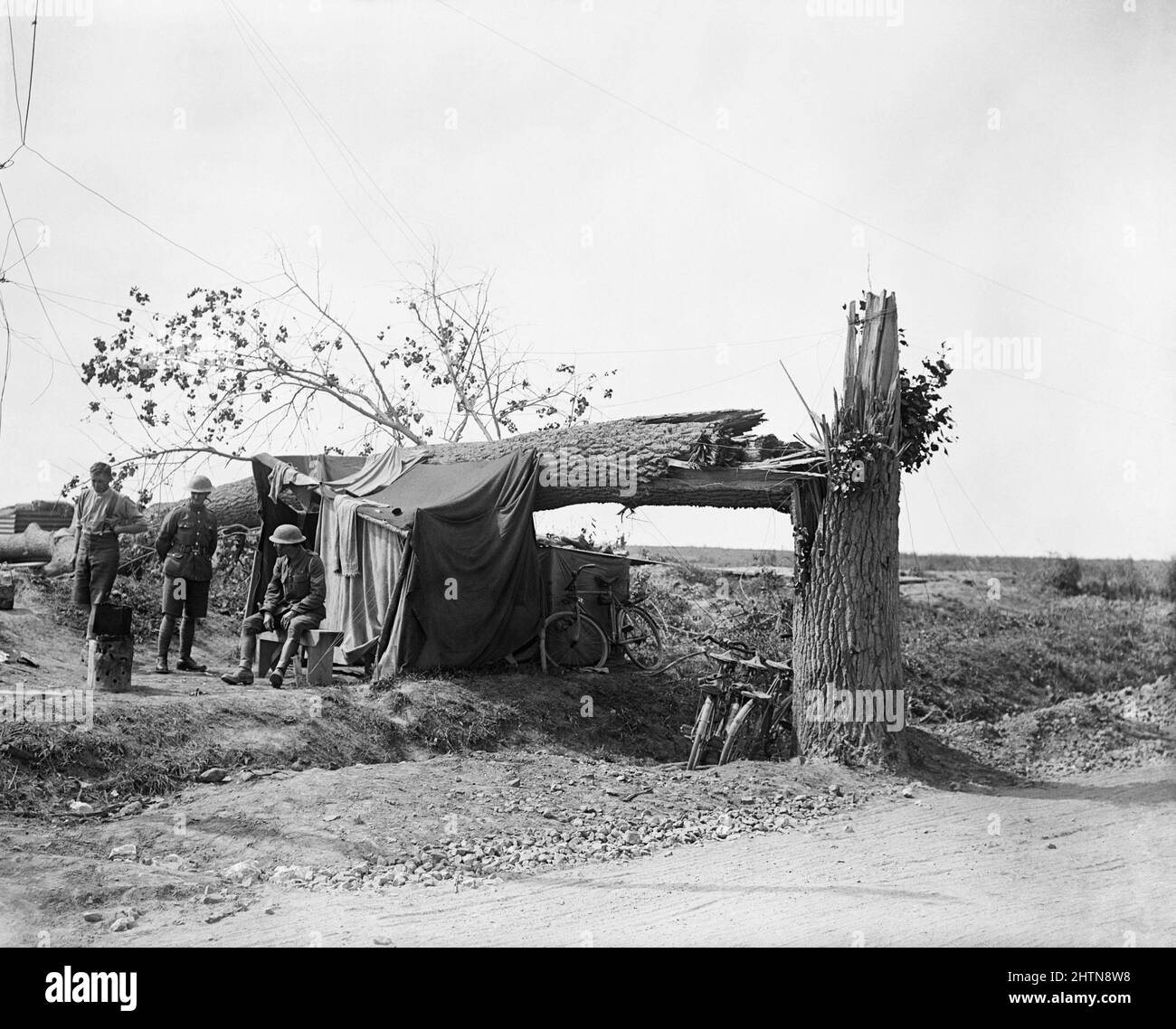 Un posto di controllo del traffico britannico sulla strada Fricourt-Maricourt. Albero scomposto da shell è usato come supporto per un riparo impermeabile foglio, settembre 1916. Foto Stock