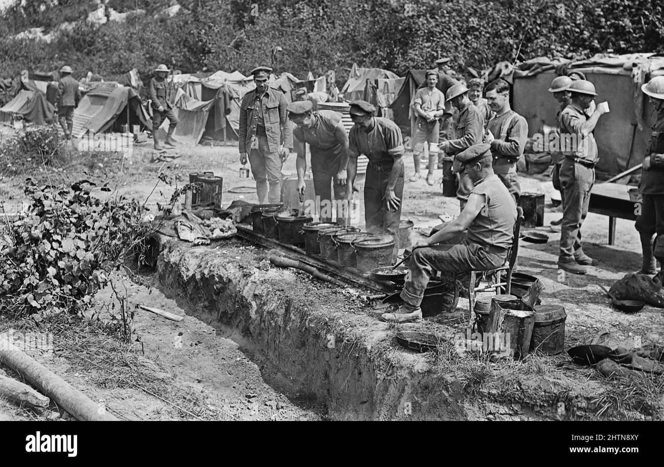 Cucina che serve cena alle truppe in una cucina campo. Carnoy Valley, 1916 settembre durante la battaglia della Somme Foto Stock