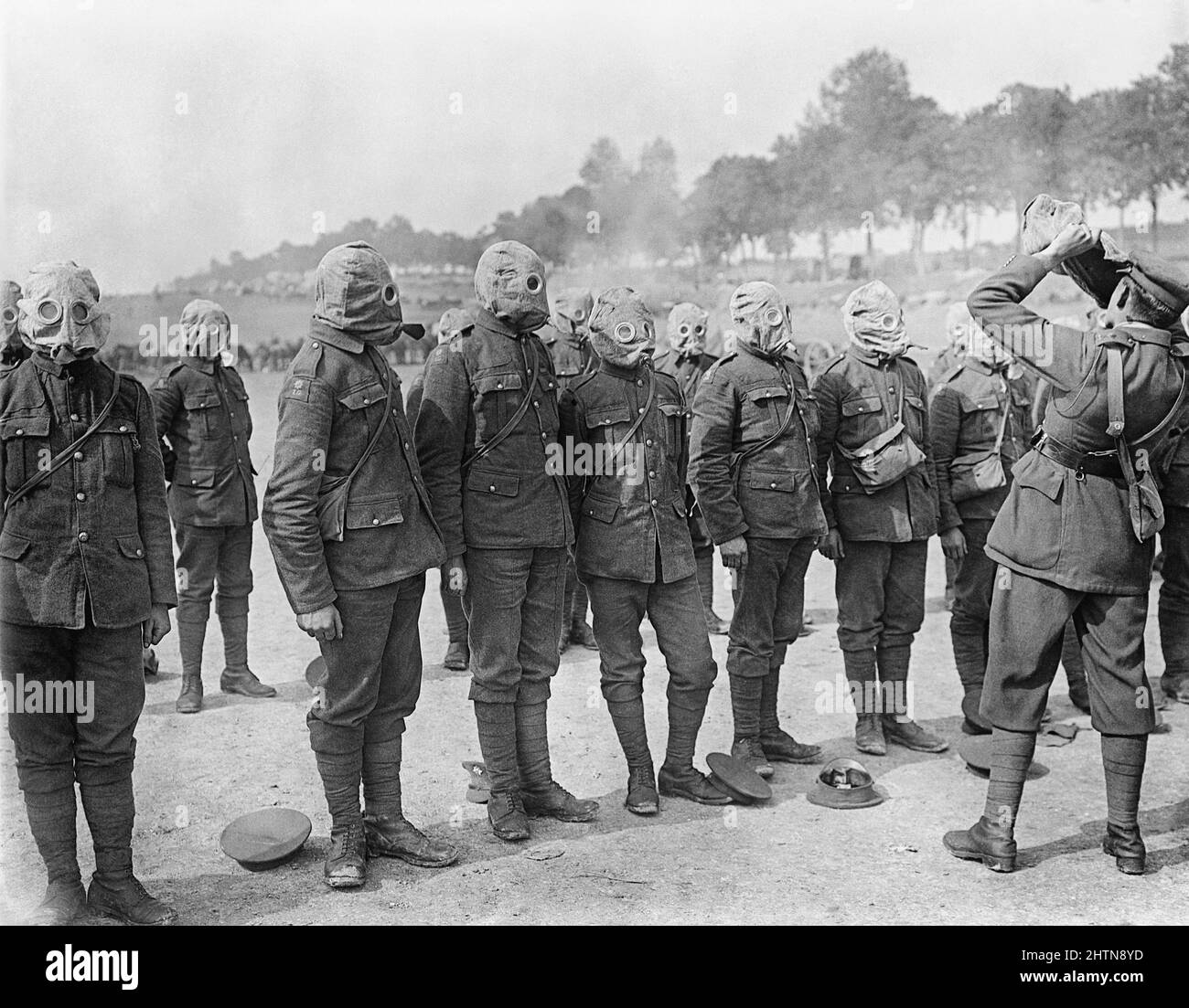 La battaglia della Somme, luglio-novembre 1916 truppe delle Guardie irlandesi a trivella respiratore indossando P.H. Caschi in flanella impregnata con valvola per espirare. Questo è fatto prima di andare a e dopo aver lasciato le trincee. Sulla Amiens - Albert Road. Settembre 1916. Foto Stock