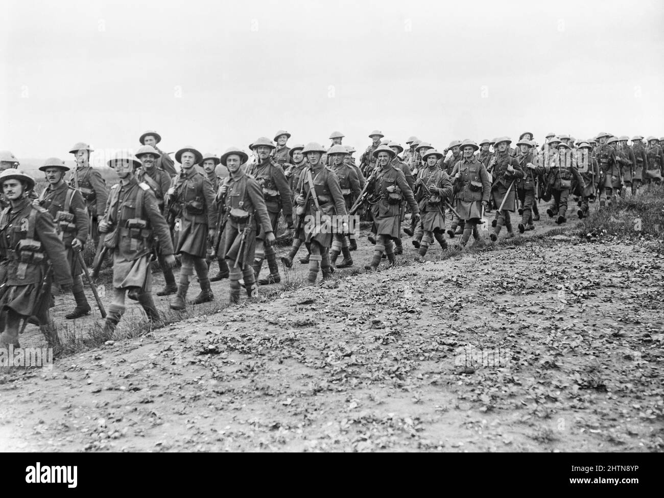 A Company, 1/14th Battaglione, London Regiment (London Scottish) che marciò alle trincee su Doullens-Amiens Road a Pas-en-Artois, 26th giugno 1916. Foto Stock