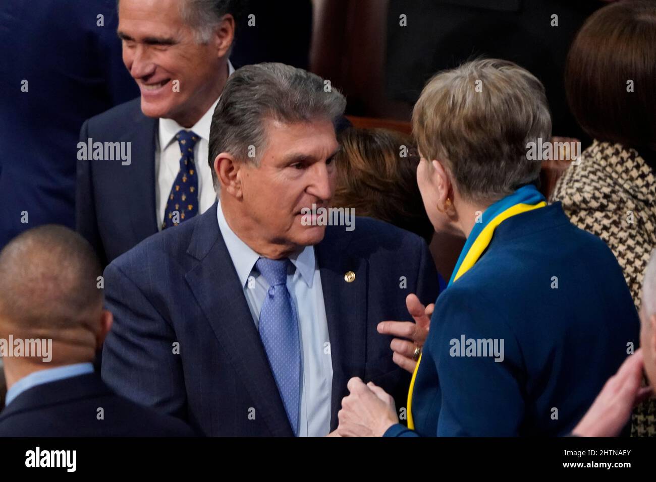 Joe Manchin, D-W.Va., saluta il Rep. Marcy Kaptur, D-Ohio, prima che il presidente Joe Biden consegnasse il suo primo discorso di Stato dell'Unione ad una sessione congiunta del Congresso, alla capitale a Washington, martedì 1 marzo 2022. Il Sen. Mitt Romney, R-Utah, è sul retro a destra.Credit: J. Scott Applewhite/Pool via CNP /MediaPunch Foto Stock