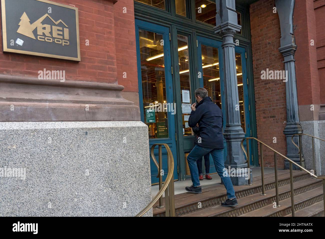 NEW YORK, NEW YORK - 01 MARZO: Un uomo entra nella vetrina del negozio REI (Recreational Equipment Inc.) nel quartiere SoHo di Manhattan il 1 marzo 2022 a New York City. Più di 100 addetti al dettaglio sono destinati a votare il 2 marzo per formare un'Unione, il primo negozio unionizzato per la catena di vendita al dettaglio di abbigliamento e attrezzature sportive all'aperto con sede a Seattle. Foto Stock