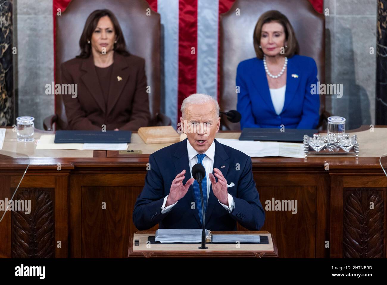 Il Presidente DEGLI STATI UNITI Joe Biden consegna il suo primo discorso sullo stato dell'Unione davanti ai legislatori nel Campidoglio degli Stati Uniti a Washington, DC, USA, 01 marzo 2022. Il suo discorso viene in mezzo alla costante invasione e bombardamento dell'Ucraina da parte della Russia. Credit: Jim Loscalzo/Pool via CNP /MediaPunch Foto Stock