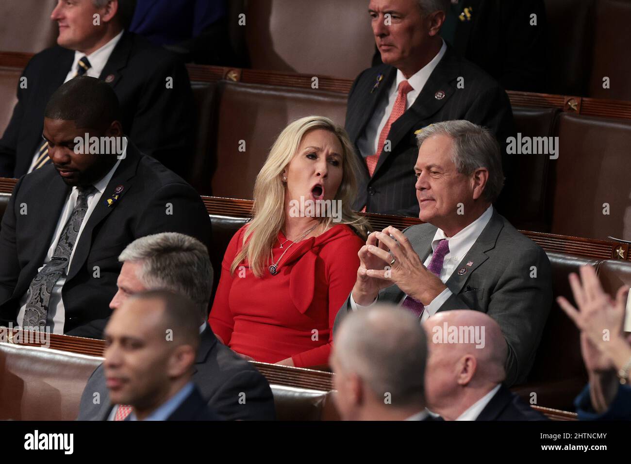 Washington, DC, Stati Uniti. 01st Mar 2022. Marjorie Taylor Greene (R-GA) (C) ascolta il Presidente degli Stati Uniti Joe Biden consegnare il discorso dello Stato dell'Unione durante una sessione congiunta del Congresso nella Camera della Camera del Campidoglio degli Stati Uniti il 01 marzo 2022 a Washington, DC. Durante il suo primo discorso sullo Stato dell'Unione, Biden ha parlato degli sforzi della sua amministrazione per condurre una risposta globale all'invasione russa dell'Ucraina, lavorare per frenare l'inflazione e far uscire il paese dalla pandemia del COVID-19. Credit: Vinci Mc Namee/Pool via CNP/Media Punch/Alamy Live News Foto Stock