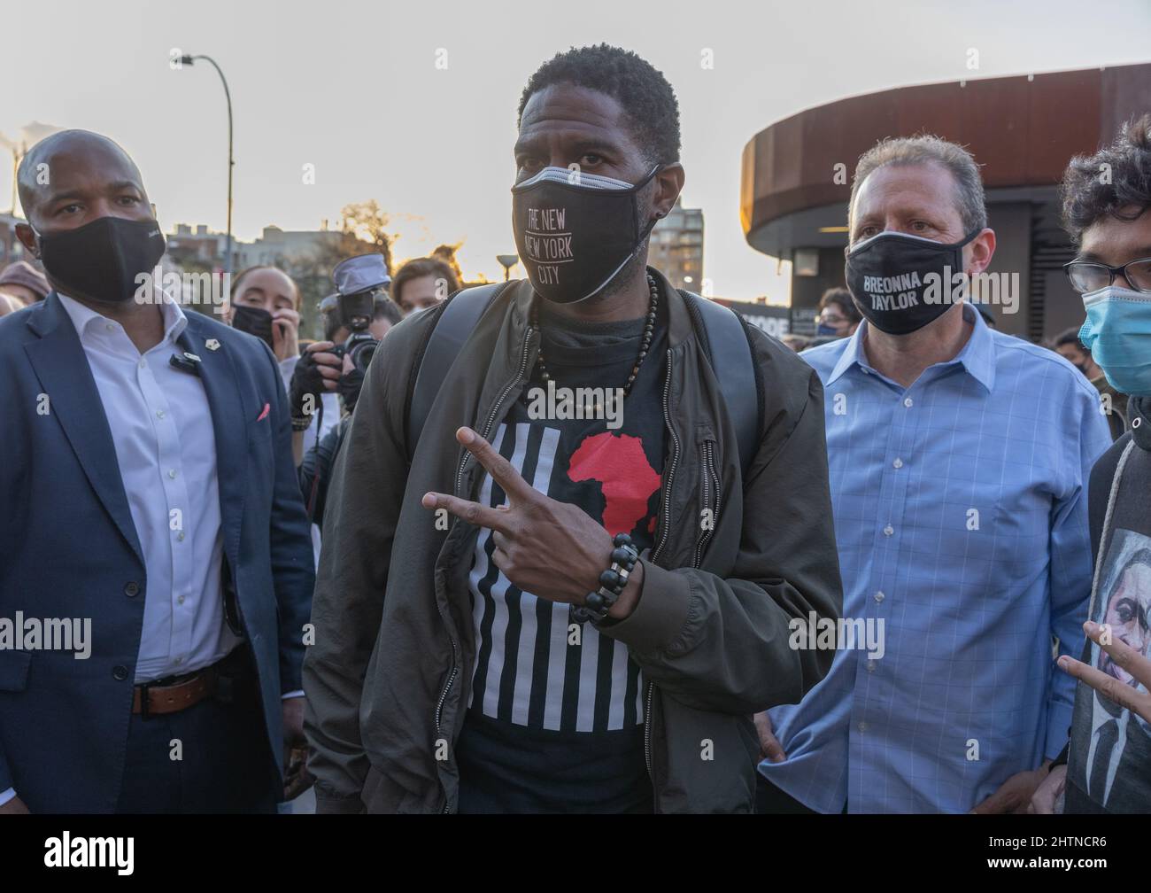 BROOKLYN, N.Y. – 20 aprile 2021: L'avvocato pubblico di New York, Jumaane Williams, Middle, arriva a Brooklyn in occasione di una protesta contro la materia della vita nera. Foto Stock