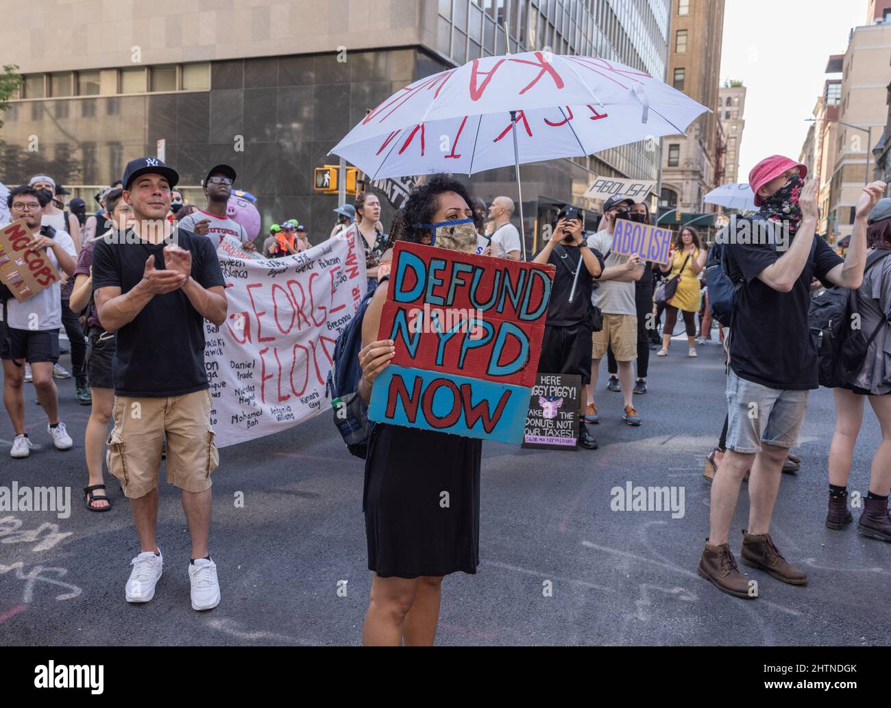 NEW YORK, N.Y. – 5 giugno 2021: I manifestanti chiedono tagli ai finanziamenti per il Dipartimento di polizia di New York durante una protesta a Manhattan. Foto Stock
