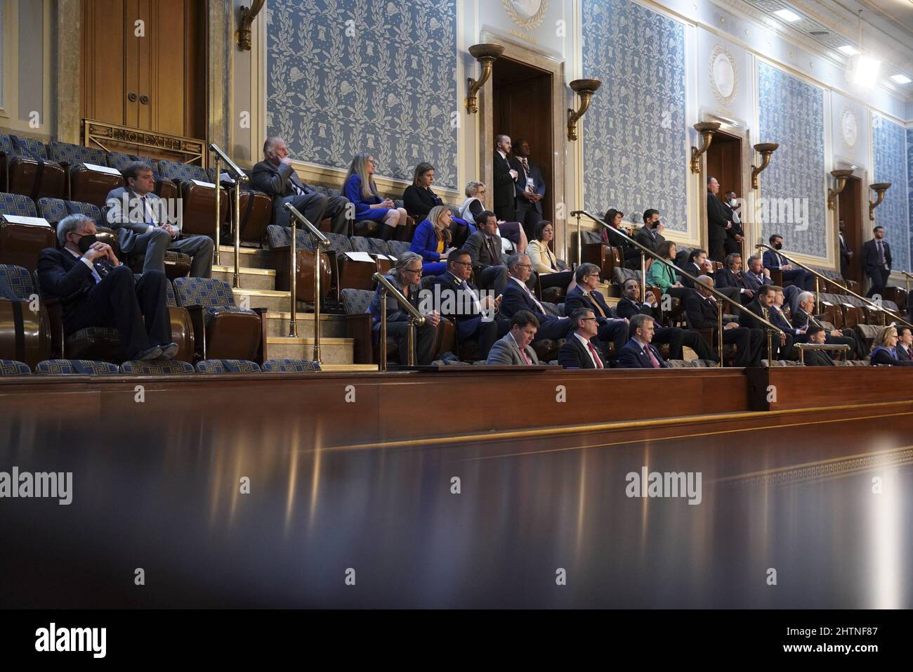 Washington, Stati Uniti. 01st Mar 2022. I partecipanti ascoltano durante un discorso dello Stato dell'Unione da parte del Presidente degli Stati Uniti Joe Biden presso il Campidoglio degli Stati Uniti a Washington, DC, Stati Uniti, martedì 1 marzo, 2022. Il primo discorso sullo Stato dell'Unione di Biden si colloca sullo sfondo dell'invasione dell'Ucraina da parte della Russia e delle conseguenti sanzioni imposte alla Russia dagli Stati Uniti e dai suoi alleati. (Foto di al Drago/Pool/Sipa USA) Credit: Sipa USA/Alamy Live News Foto Stock