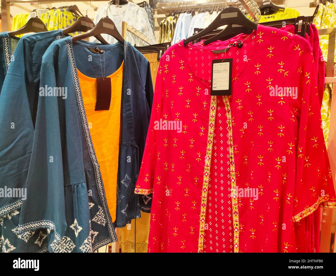 Abiti colorati indiani, eleganti abiti colorati in mostra presso l'Indian Shopping Mall. Foto Stock