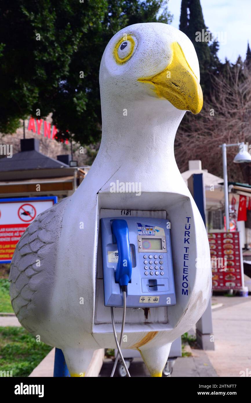Telefono pubblico in una statua di uccello accanto al porto di Antalya, Turchia Foto Stock