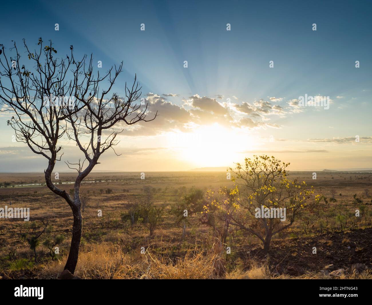 Alba sopra House Roof Hill e la pianura del fiume Ord Flood da Telegraph Hill, Parry Lagoons, East Kimberley Foto Stock