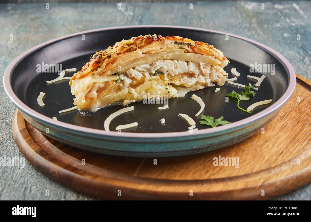 Pesce gratinato con patate e mele. Gourmet cucina francese. Foto Stock