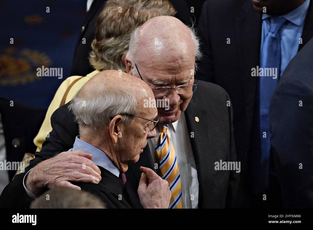 Stephen Breyer, giustizia associata della Corte Suprema degli Stati Uniti, a sinistra, parla al senatore Pat Leahy, un democratico del Vermont, durante un discorso di Stato dell'Unione dal presidente degli Stati Uniti Joe Biden al Campidoglio degli Stati Uniti a Washington, D.C., Stati Uniti, martedì 1 marzo, 2022. Il primo discorso sullo Stato dell'Unione di Biden si colloca sullo sfondo dell'invasione dell'Ucraina da parte della Russia e delle conseguenti sanzioni imposte alla Russia dagli Stati Uniti e dai suoi alleati. Foto di al Drago/Pool/ABACAPRESS.COM Foto Stock