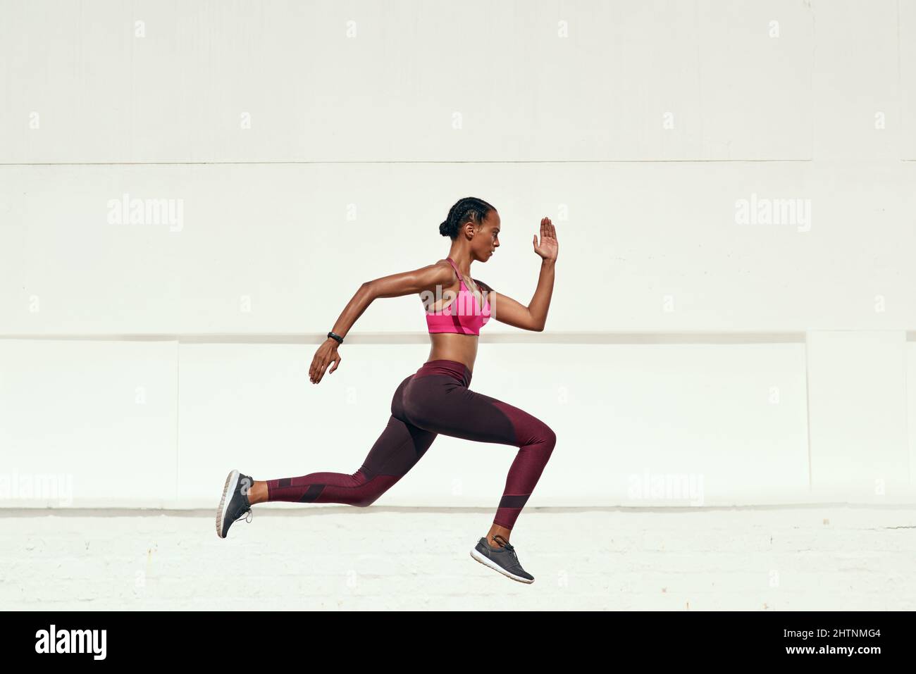 Che tu vada lento o veloce, basta andare. Scatto di una giovane donna sportiva fuori corsa. Foto Stock