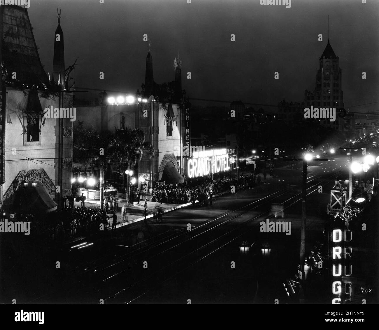 Hollywood Premiere al Grauman's Chinese Theatre di Greta Garbo John e Lionel Barrymore Joan Crawford e Wallace Beery nel GRAND HOTEL 1932 regista EDMOND GOULDING Novel Vicki Baum vesti Gilbert Adrian art direction Cedric Gibbons Metro Goldwyn Mayer Foto Stock