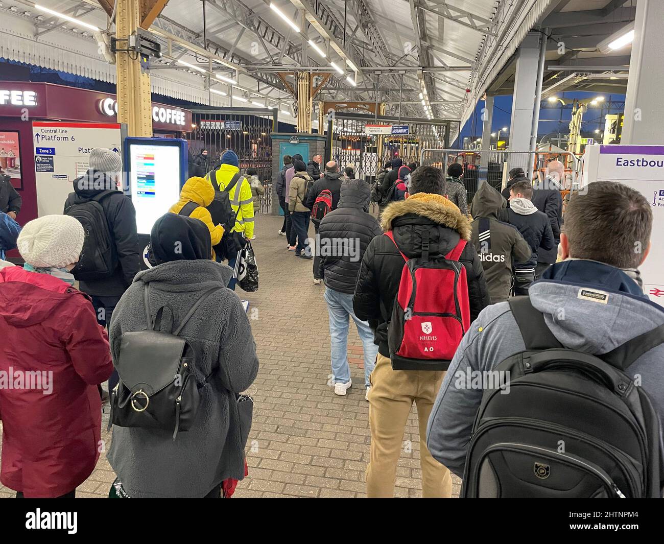 I pendolari aspettano che i servizi riprendano alla stazione della metropolitana di Ealing Broadway a Londra. I servizi sono interrompiti il giorno dopo uno sciopero da parte dei membri dell'Unione ferroviaria, marittima e dei trasporti (RMT). Data foto: Mercoledì 2 marzo 2022. Foto Stock