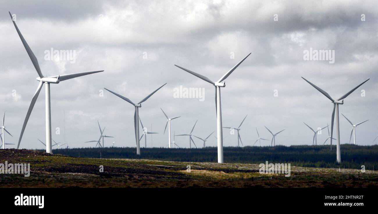 File photo datato 20/05/19 del più grande parco eolico onshore d'Europa, Whitelee Windfarm, alla periferia di Glasgow, in quanto il governo non può dire cosa ridurre l'inquinamento climatico a 'zero netto' entro il 2050 costerà ai consumatori, alle famiglie e alle imprese, come hanno avvertito i parlamentari. Foto Stock