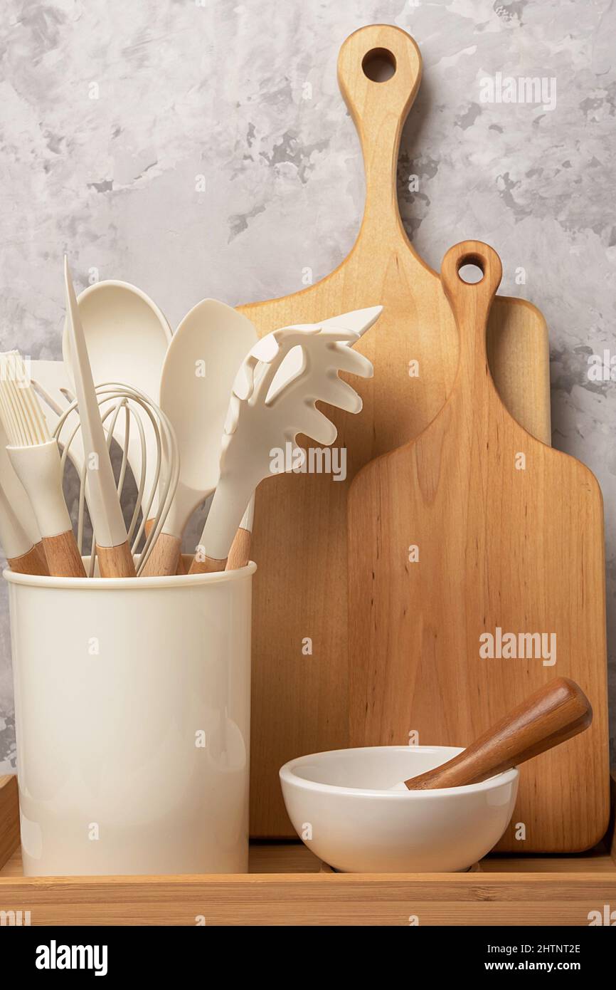 Vecchi utensili da cucina vintage. Cucchiai di legno, tagliere, tovagliolo  su tavola di legno bianco. Vista dall'alto Foto stock - Alamy