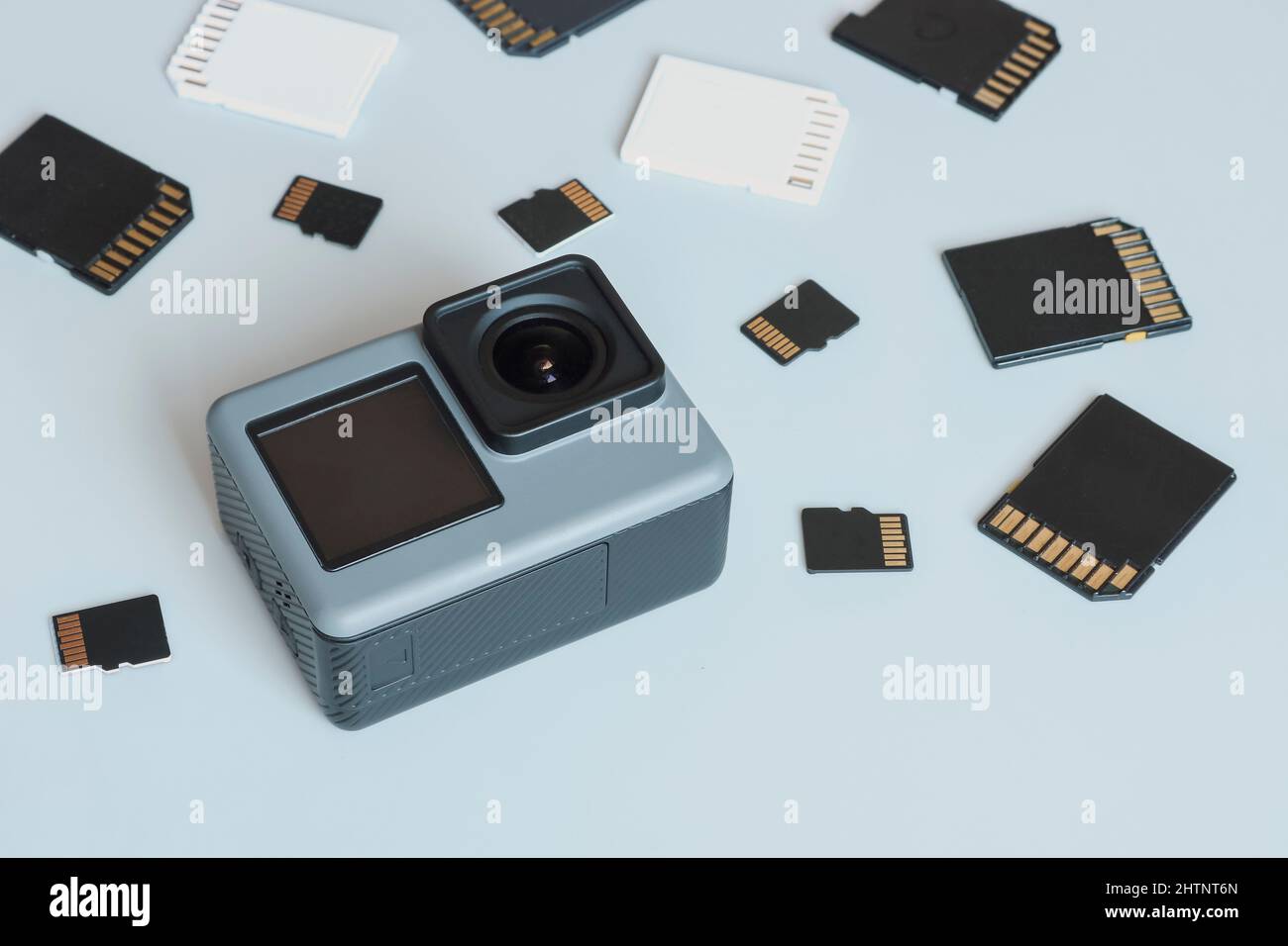 Action camera e schede di memoria SD e MicroSD. Sfondo da gadget e dispositivi digitali. Foto Stock