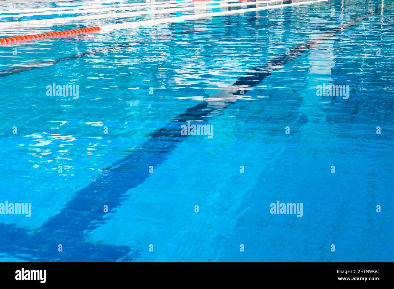 Primo piano di una piscina con acqua blu. Foto Stock
