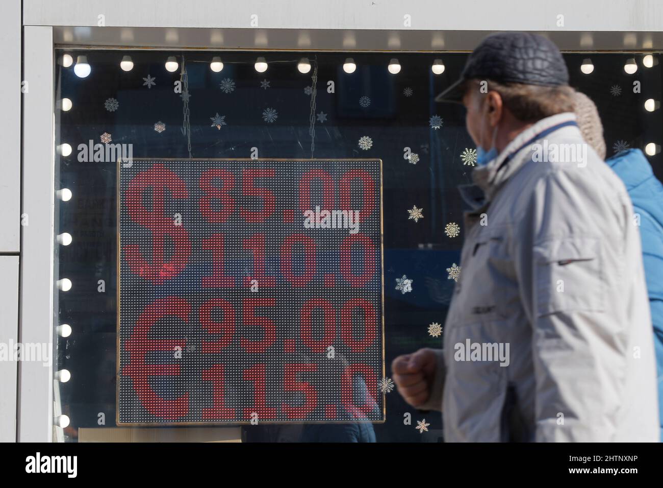 Mosca, Russia. 1st Mar 2022. La gente cammina davanti a uno schermo di un ufficio di cambio valuta che mostra i tassi di cambio di dollaro degli Stati Uniti ed euro a rubli russi a Mosca, Russia, 1 marzo 2022. Il Presidente russo Vladimir Putin ha firmato un decreto che introduce misure economiche temporanee per garantire la stabilità finanziaria del paese, ha annunciato martedì il Cremlino. Tali misure saranno adottate in risposta alle sanzioni antirusso da parte degli Stati Uniti, di altri paesi e di organizzazioni internazionali, secondo il decreto. Credit: Alexander Zemlianichenko Jr/Xinhua/Alamy Live News Foto Stock
