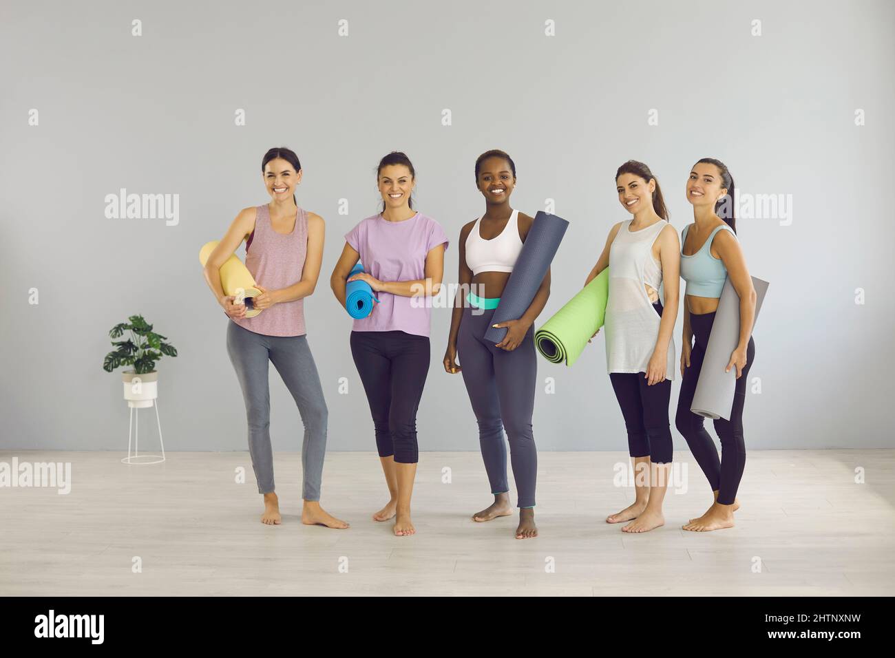 Ritratto di sorridente gruppo di ragazze multietniche nel fitness club Foto Stock