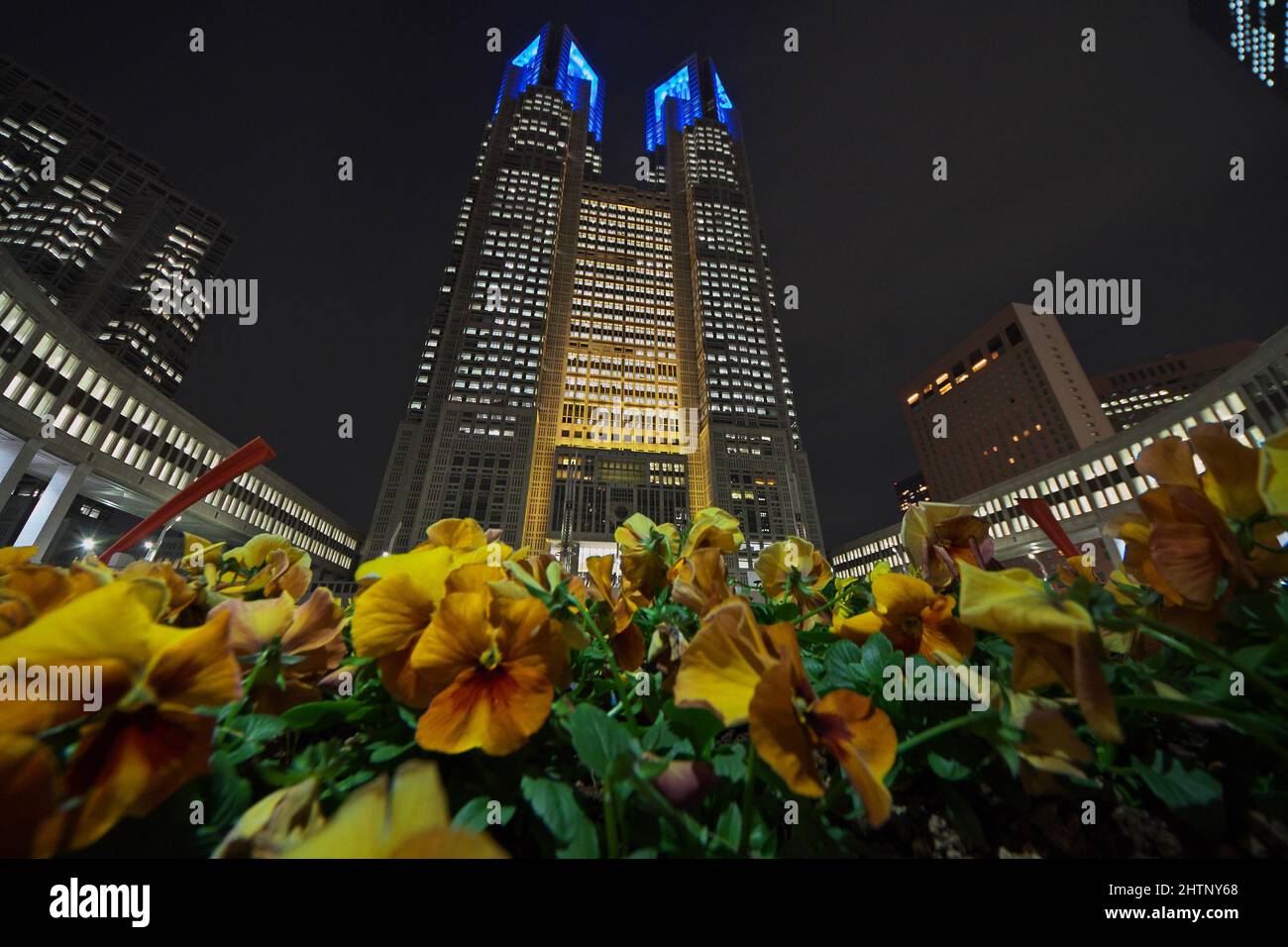 L'edificio dell'Ufficio del Governo Metropolitano di Tokyo è visto illuminarsi con i colori della bandiera nazionale Ucraina a Tokyo, Giappone il 1 marzo 2022. Foto Stock