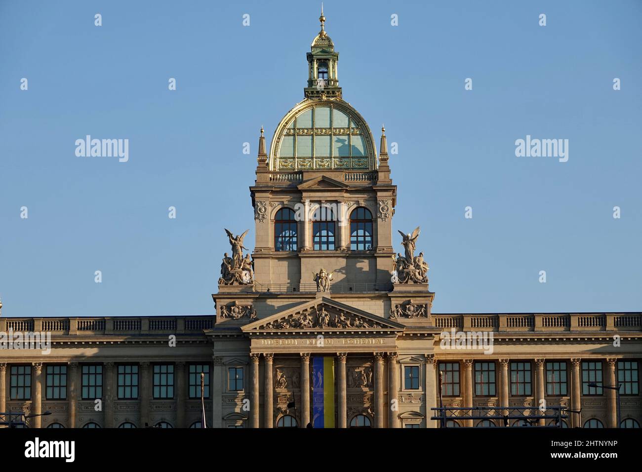 Bandiera Ukrain sul Museo Nazionale di Praga come supporto per l'Ucraina. Foto Stock