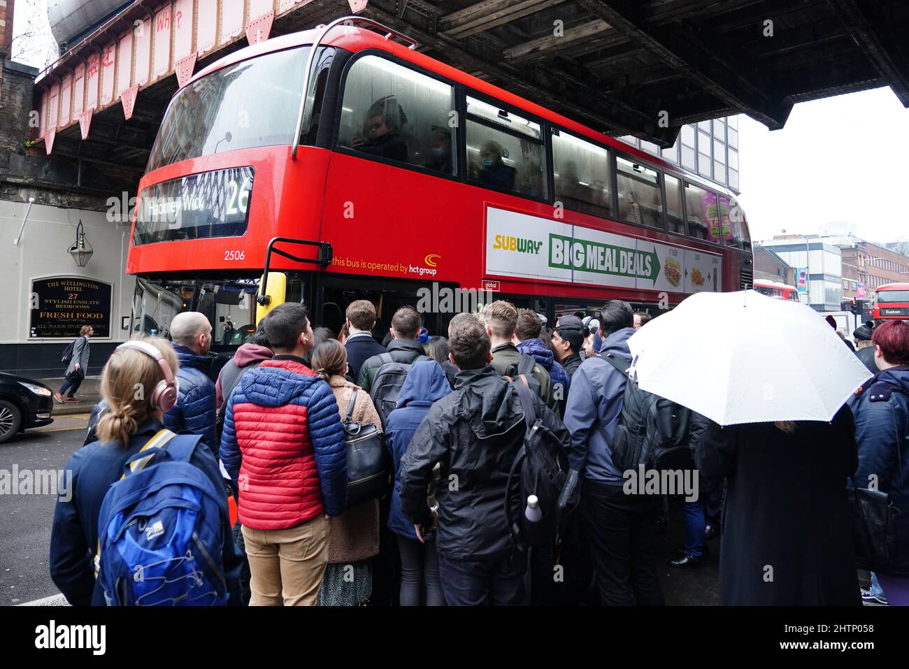 I pendolari si accodano per un autobus fuori dalla stazione di Waterloo a Londra, poiché i servizi della metropolitana rimangono interrompiti a seguito di uno sciopero di martedì da parte dei membri della Rail, Maritime and Transport Union (RMT). Data foto: Mercoledì 2 marzo 2022. Foto Stock