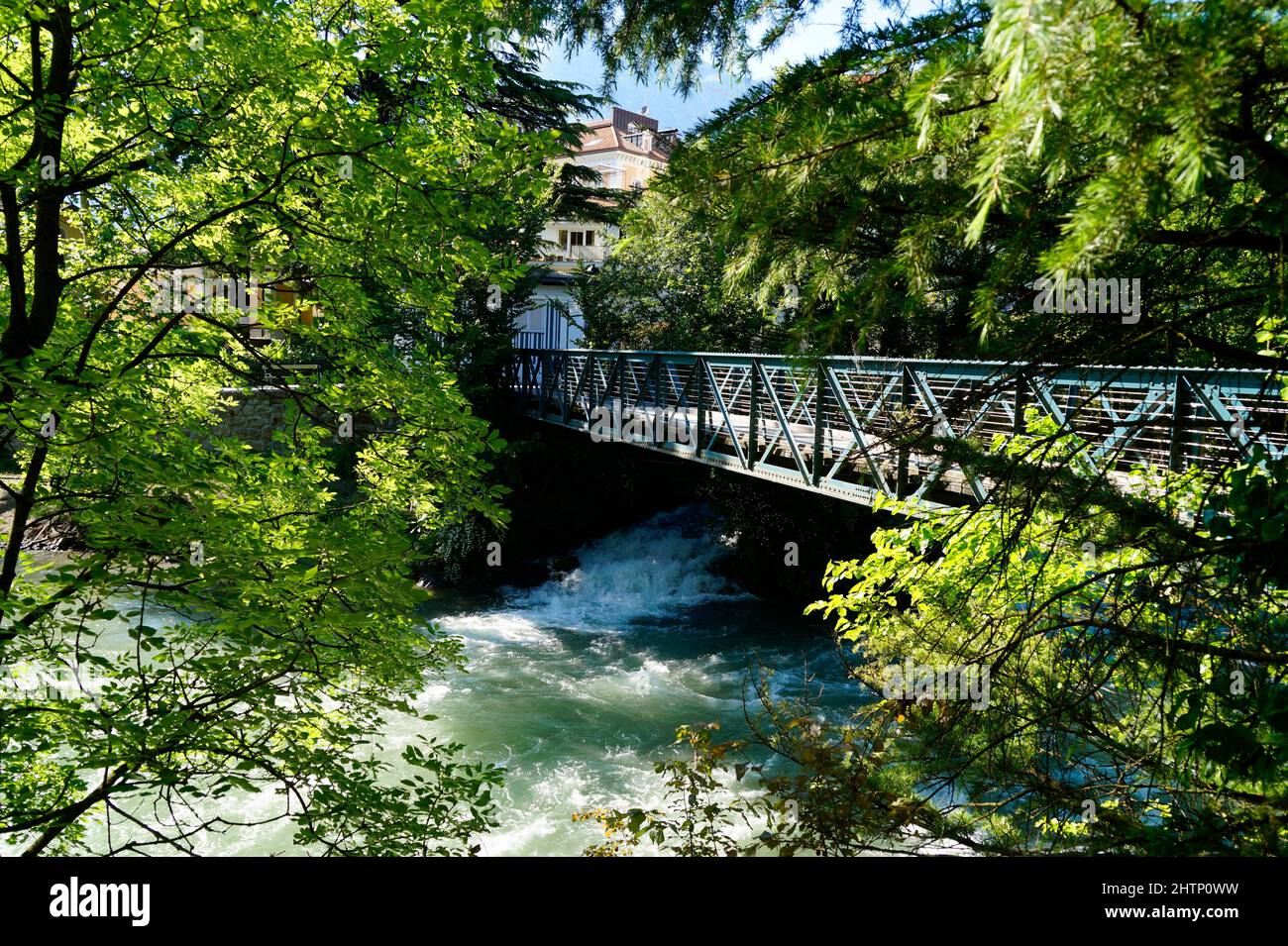 Un ponte sul fiume turchese Passero nella splendida città italiana di Merano in Alto Adige (Italia, Provincia Autonoma di Bolzano – Alto Adige) Foto Stock