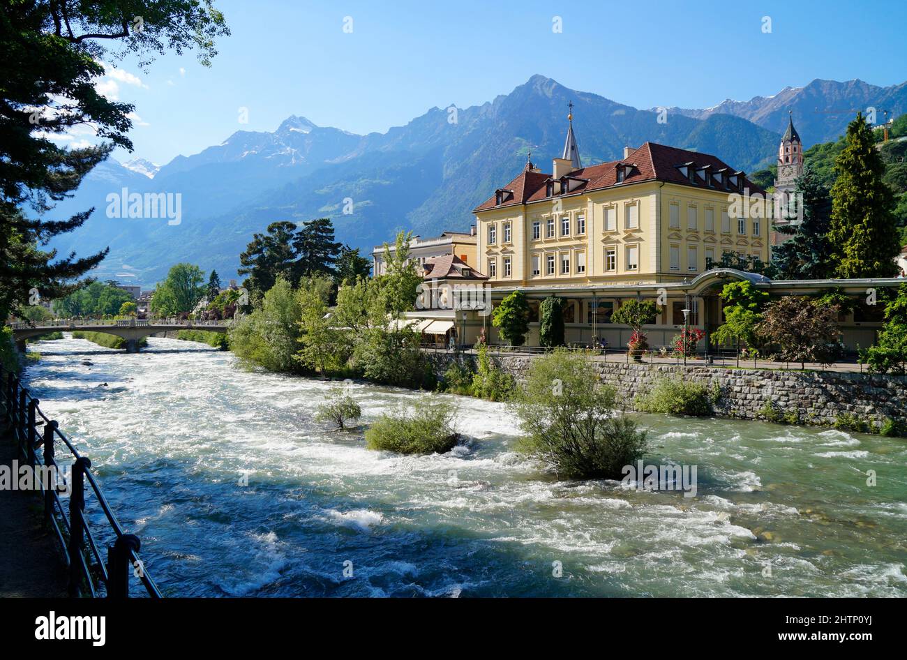 Bella città verde italiana di Merano sul fiume Passera e le Alpi sullo sfondo (Italia, Alto Adige) Foto Stock
