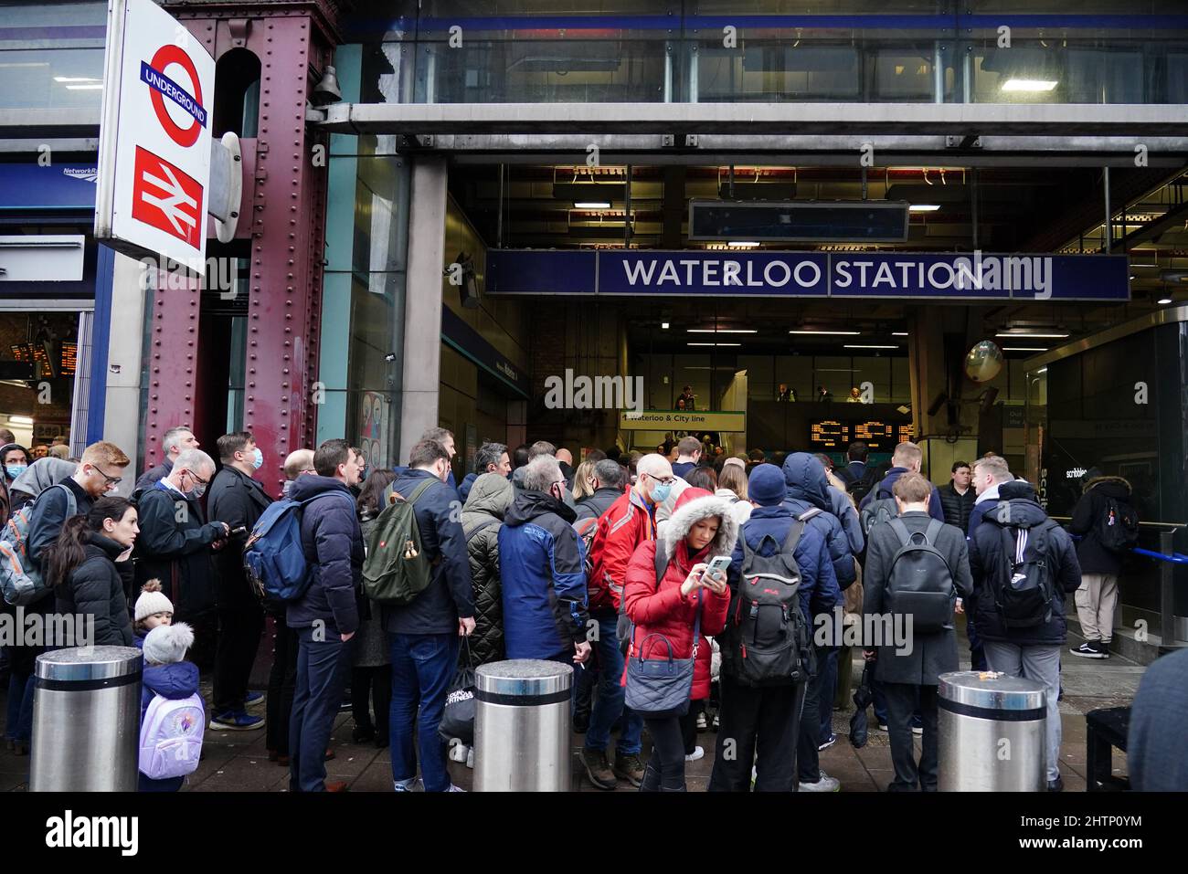 I pendolari fanno la fila per la metropolitana per riprendere alla stazione di Waterloo a Londra, poiché i servizi della metropolitana rimangono interrompiti a seguito di uno sciopero dei membri del Rail, Maritime and Transport Union (RMT) il martedì. Data foto: Mercoledì 2 marzo 2022. Foto Stock