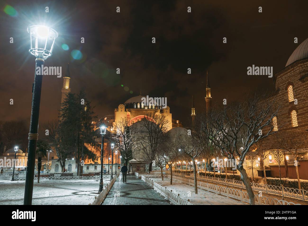 Hagia Sophia in inverno. Ayasofya o Hagia Sophia di notte in inverno. Foto di sfondo di Istanbul. Rumore incluso. Foto Stock