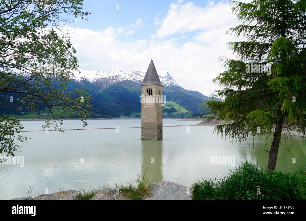 Una vista pittoresca sul lago di Resia e sul campanile affondato del Lago di Resia nella regione di Curon (Vinschgau, Alto Adige, Italia) Foto Stock