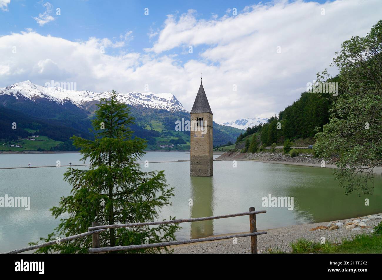 Una vista pittoresca sul lago di Resia e sul campanile affondato del Lago di Resia nella regione di Curon (Vinschgau, Alto Adige, Italia) Foto Stock