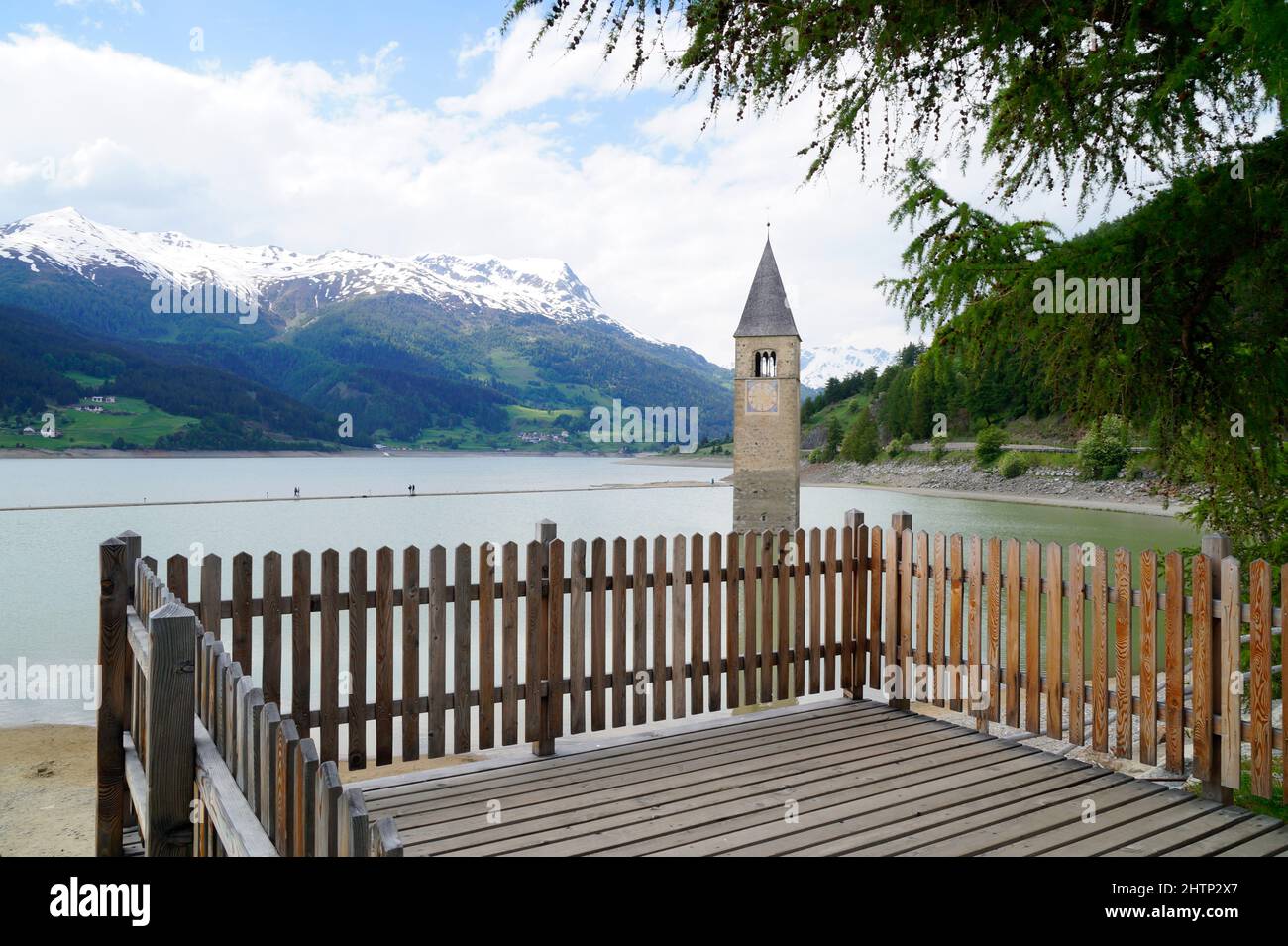 Una vista pittoresca sul lago di Resia e sul campanile affondato del Lago di Resia nella regione di Curon (Vinschgau, Alto Adige, Italia) Foto Stock